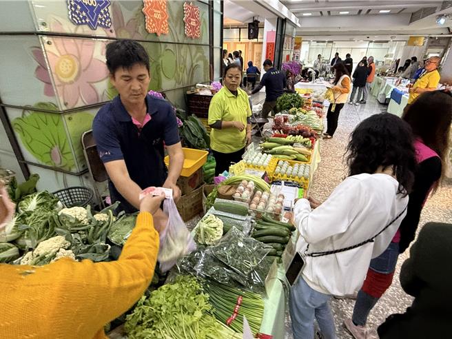 发表会结合每月举办一次的「台南菜市长」市集，展售优质农特产品。（宝智华摄）