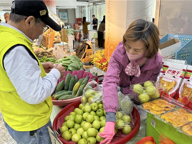 「台南菜市长」市集的农特产品吸引许多民眾抢购。（宝智华摄）
