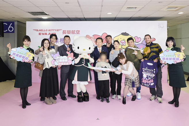 Hello Kitty特别与全部有奖徵答获奖旅客合影留念，除了台湾旅客外，还有多位外籍旅客踊跃参与，一同度过欢乐时光。（长荣航空提供）