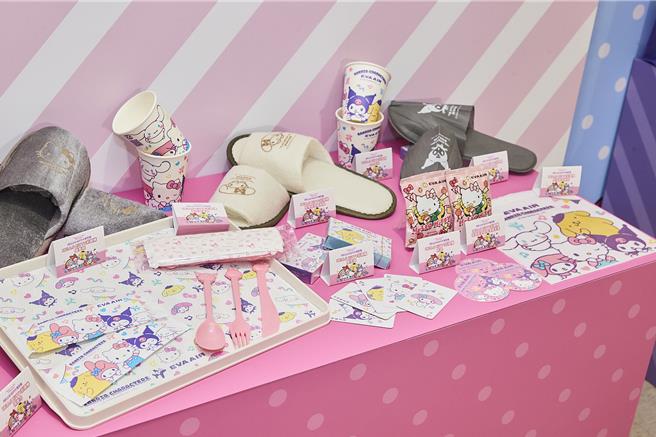 长荣航空Hello Kitty彩绘机机舱内提供旅客眾多三丽鸥元素的服务备品，让旅客与三丽鸥明星们一同翱翔天际，欢乐启航。（长荣航空提供）