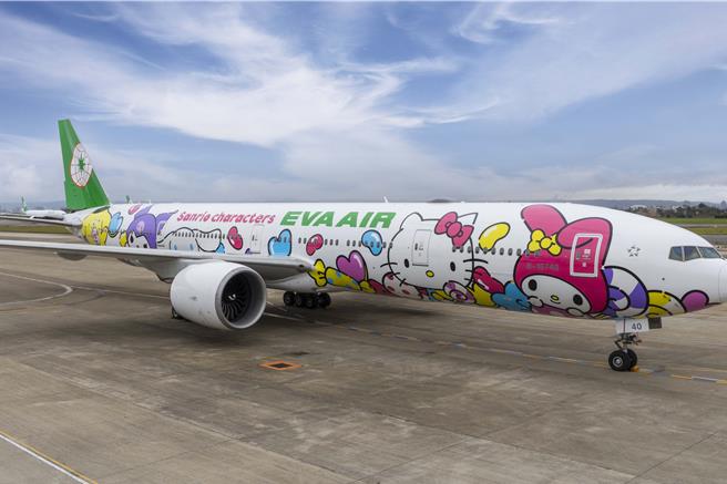 长荣航空与三丽鸥公司今年合作推出全新的三架Hello Kitty彩绘机，「糖果机」压轴登场，即日起飞航台北-巴黎航线。（长荣航空提供）