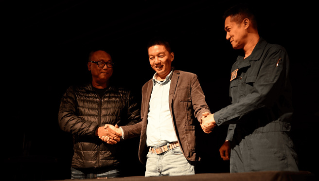 朋思富执行长–杨隽佑与青农签订契作（华轩文创/提供；萧铭宏/摄影）