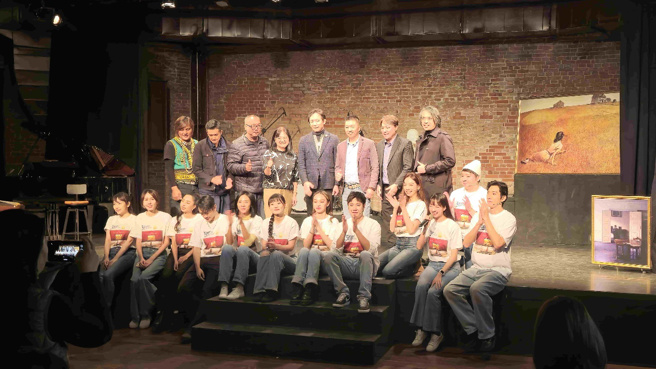 屏东县政府农业处副处长、朋思富执行长、茶与布朗创始人、青农、演员大合照（华轩文创/提供）