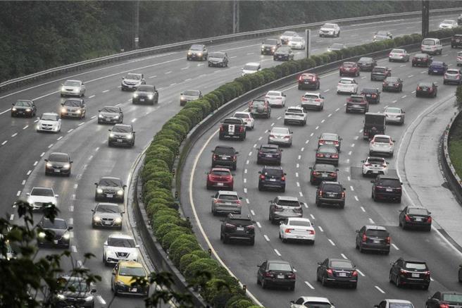 交通部高公局提醒，跨年夜行駛國道時，請避免為觀賞跨年煙火而放慢車速或於路肩逗留，影響行車安全。圖為示意圖。（本報資料照片）