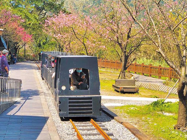 搭乘台车，体验过往矿工生活。（图／新北市立黄金博物馆提供）