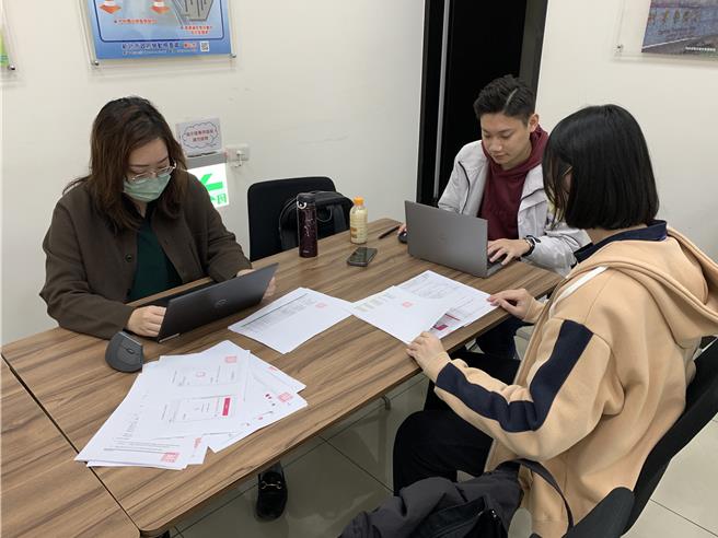 新北市勞工局、衛生局、法制局及交通局於12月24日至26日連續3天針對Foodpanda、Uber Eats及Lalamove等3家外送平台業者實施聯合稽查。（交通局提供）