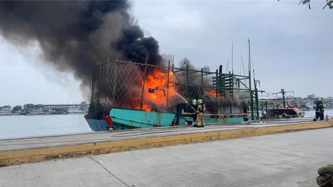 高雄興達港火燒船火勢猛烈，船上8名船員幸運逃生。（翻攝畫面）