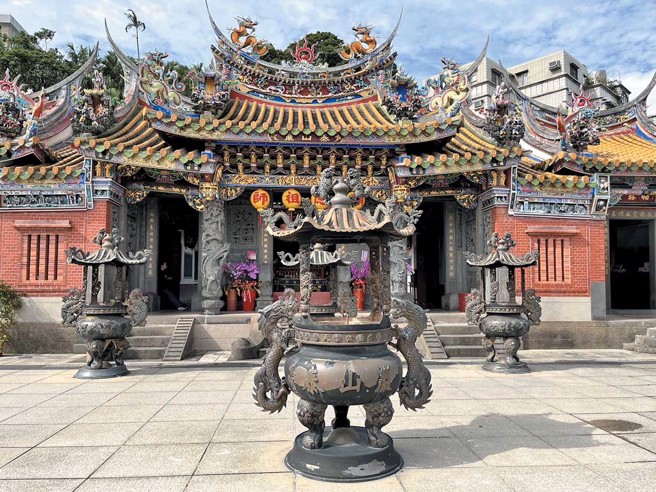 泰山区的信仰中心-顶泰山巖 极具工艺建筑之美。（图／新北市泰山区公所提供）