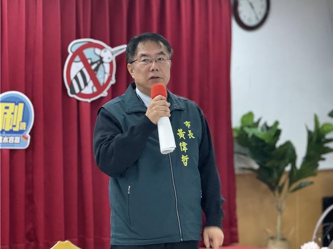 台南市長黃偉哲今天再度重砲轟擊《財劃法》修正案6大不公，讓南北差距更大。(曹婷婷攝)