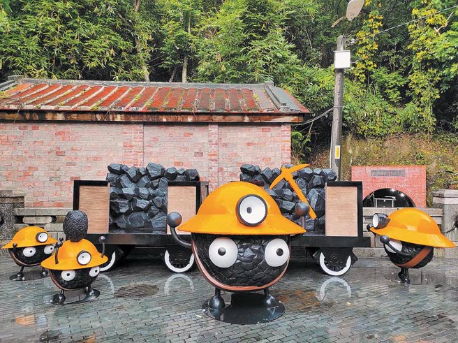 树林区公所2024年5月在盖淡煤矿坑增设採矿煤油灯及矿车等装置艺术，重现矿业年代风华，首创的Q版矿工公仔更是深受小朋友喜爱。（图／新北市树林区公所提供）