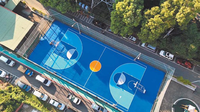 松鹤会馆旁篮球场地地坪2024年翻新成为色彩鲜明的场地，提供居民更优质的运动空间。（图／新北市树林区公所提供）