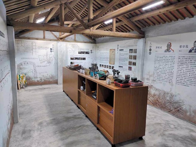 盖淡煤矿坑口旁设有煤矿文物纪念馆，馆内展示矿工工作携带工具、山佳区域煤矿的歷史、当地山佳聚落的代表性人物介绍等说明。（图／新北市树林区公所提供）