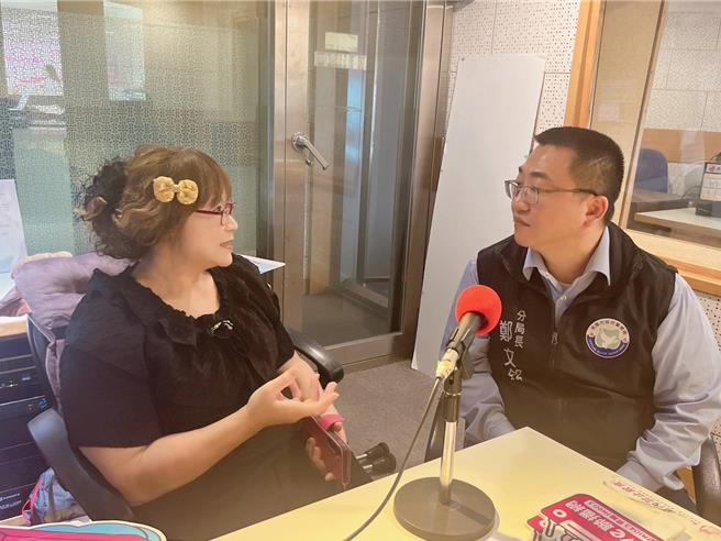 從「識詐」進而「防詐」桃園市警察局龍潭分局長鄭文銘上節目錄製宣導防詐撇步。（警察局提供／廖姮玥桃園傳真）