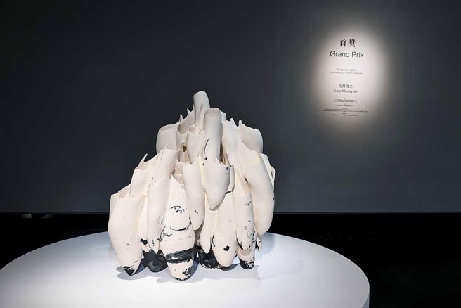 日本佐藤雅之《壳之巢22-05（喧骚）》。（图／莺歌陶瓷博物馆提供）