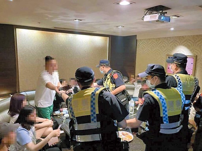 桃园市政府警察局规画「除暴专案行动」等相关专案勤务，利用深夜时段实施临检，扫荡辖内各旅宿业及汽车旅馆等场所。（桃园巿政府警察局提供）

