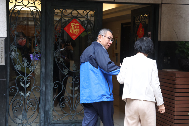 台北地检署侦办前台北市长柯文哲涉及京华城容积率与政治献金假帐案，在押的前台北市长柯文哲移审法院后，北院27日裁定交保，完成交保后离开返家，妻子陈佩琪（右）出门迎接进入家门。（邓博仁摄）