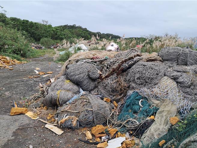 基隆市信義區通往古蹟槓子寮砲台的山區近來有大量廢棄物傾倒至私人土地，議員韓世昱日前會勘，並要求市府加強取締。（市議員韓世昱提供／徐佑昇基隆傳真）