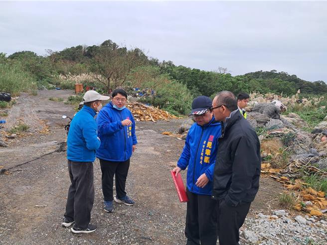 基隆市信義區通往古蹟槓子寮砲台的山區近來有大量廢棄物傾倒至私人土地，議員韓世昱（左二）日前會勘，並要求市府加強取締。（市議員韓世昱提供／徐佑昇基隆傳真）