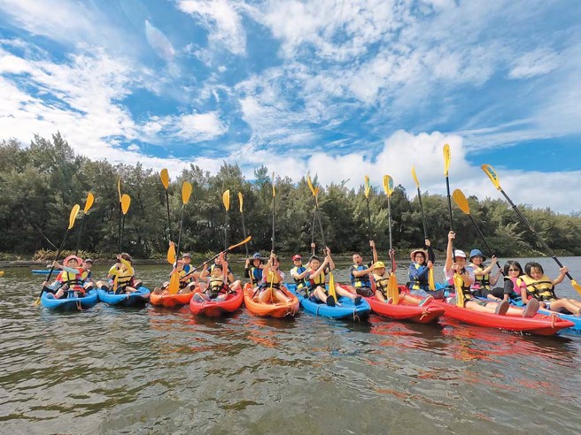 新屋区永安渔港北岸后湖溪独木舟亲水游憩体验。（图／新屋区公所提供）



