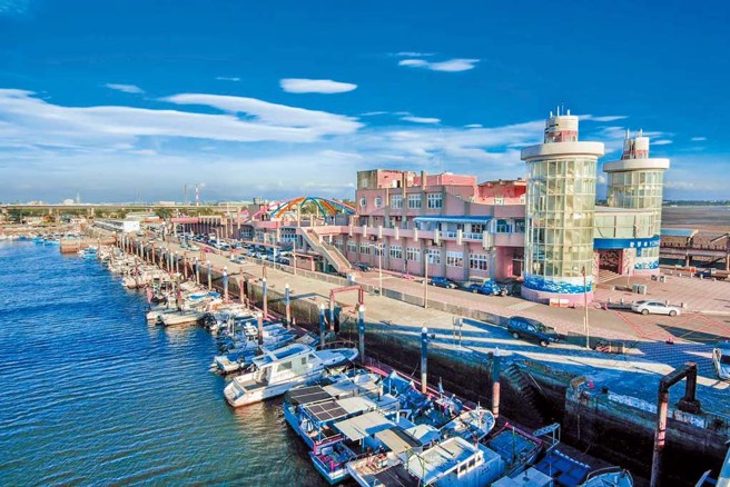 新屋区永安渔港为全国唯一客家渔港，2023年获得「金鑑渔港」评鑑荣获米其林三星级渔港荣耀。
（图／新屋区公所提供）
