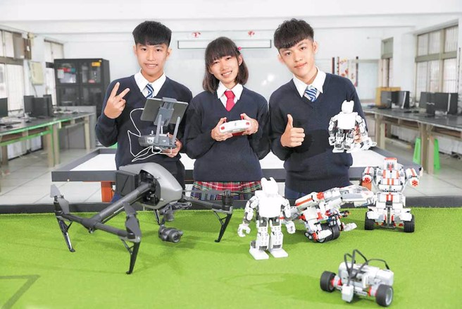 治平高中吴庆堂董事长斥资更新各群科专业实习设备，打造大学等级实习实作场域，让学生能尽情发挥所学。（图／桃园市治平高中提供）

