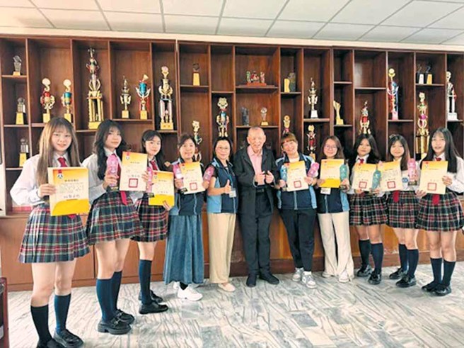 治平高中参加全国113年全国技艺竞赛成绩丰硕，美顏职种宋沛谊荣获金手奖，同时获得学校团体奖全国第3名（全桃园第1名）。（图／桃园市治平高中提供）

