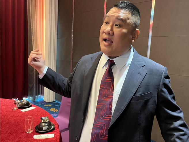 台中市丰原义厨张朝杰（阿杰师）热心公益，长年义煮并号召企业团体一起做公益，包括义剪、义演等。（张妍溱摄）