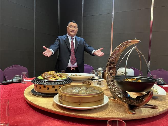 台中市丰原义厨张朝杰今年提供300份价值5000元的除夕年夜团圆餐，分送神冈、丰原地区弱势户，暖心又暖胃。（张妍溱摄）