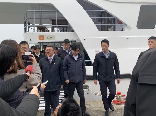 行政院长卓荣泰率媒体参访亚洲新湾区后受访。（张薷摄）