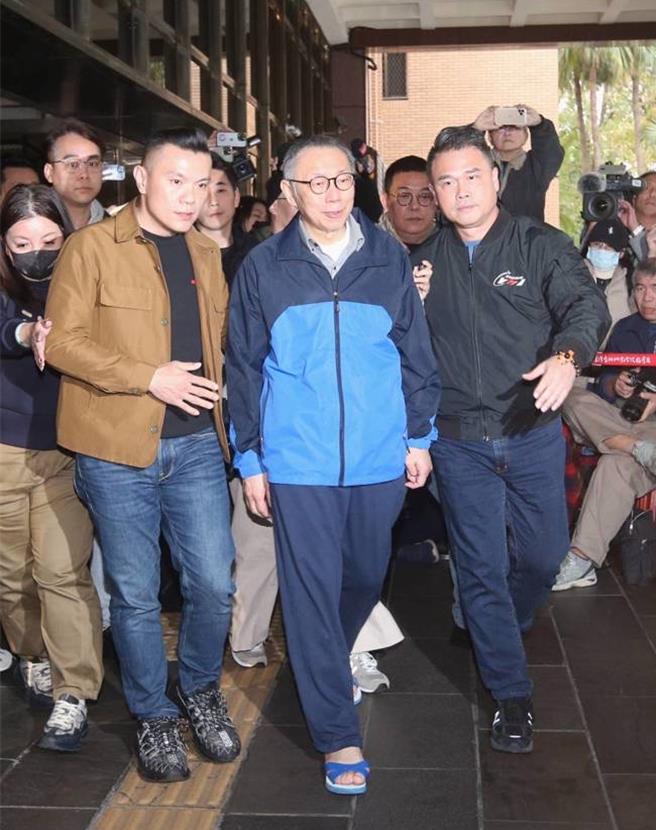 民眾党主席柯文哲27日以3000万元交保；检方起诉书中称会计师范有伟暗指金控董座捐500万元给柯文哲，范有伟急澄清，从未说过。(赵双杰摄／洪凯音台北传真)