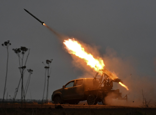 乌克兰部队在札波罗热（Zaporizhzhia）向俄军阵地发射炮火的画面。（路透）