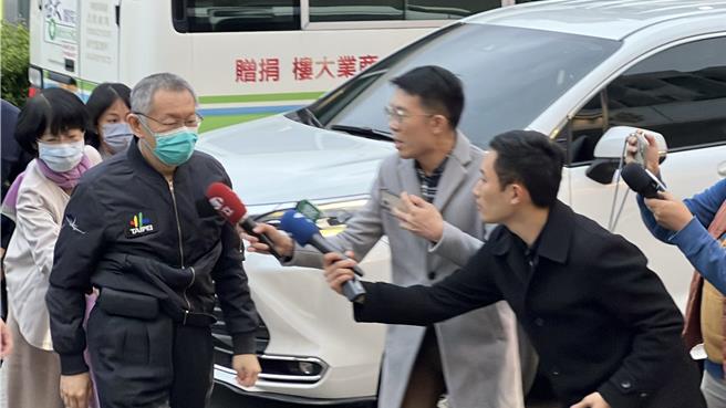 民眾党主席柯文哲以3000万元交保，下午17点左右时抵达新竹台大分院新竹医院探望住院中的柯爸爸柯承发。（王惠慧摄）