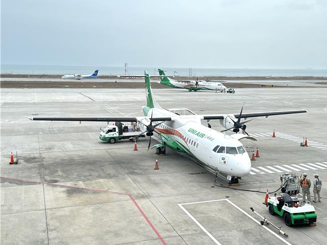 金门县府协调春节第3波加班机，共可提供4658个座位数，并订于1月6日上午9时开放订位。(于家麒摄)