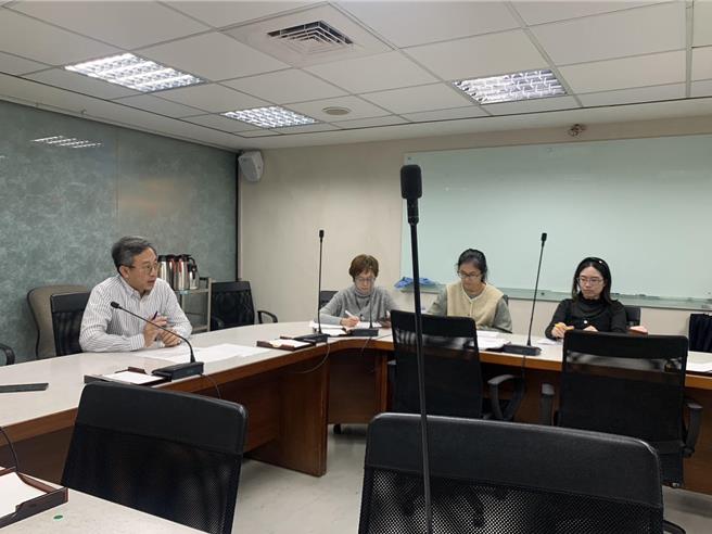 金门县观光处长许绩鑫(左一)今率队亲赴民航局，与各航空公司协调春节第3波加班机。(图／金门县政府提供)