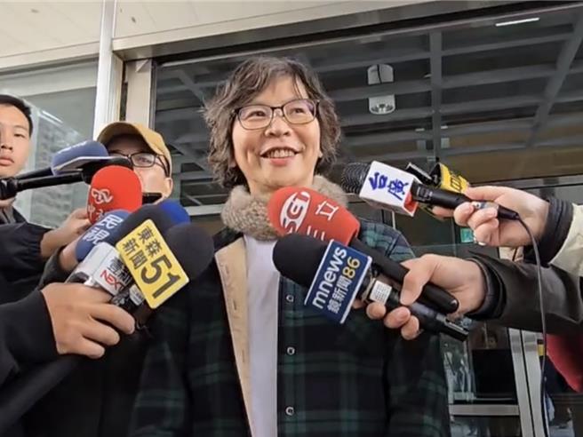 民眾党党主席柯文哲涉京华城容积率弊案、政治献金等案遭羁押逾百日后，台北地检署日前依涉贪污收贿、图利、公益侵占及背信等罪起诉，前立委蔡壁如27日中午在台中市议会受访。（民眾提供／潘虹恩台中传真）