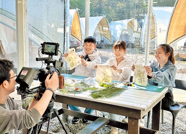 明新科大USR團隊前往「雲之故鄉」白蘭部落，記錄當地十分受歡迎的植物槌染手作體驗。
（圖／明新科技大學提供）
