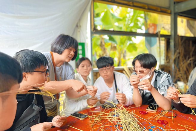 明新科大透過USR計畫，寫下專屬北埔茶葉和客家小故事，設計食茶教育系統，推廣與深化在地文化，並設計食茶教育遊程體驗。（圖／明新科技大學提供）

