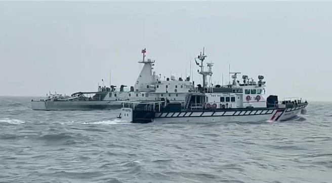 4艘大陆海警船今日15时自金门翟山及料罗南面航入我国水域，海巡署4艘巡防艇随即分组编队趋前与之平行对应。(图／海巡署提供)