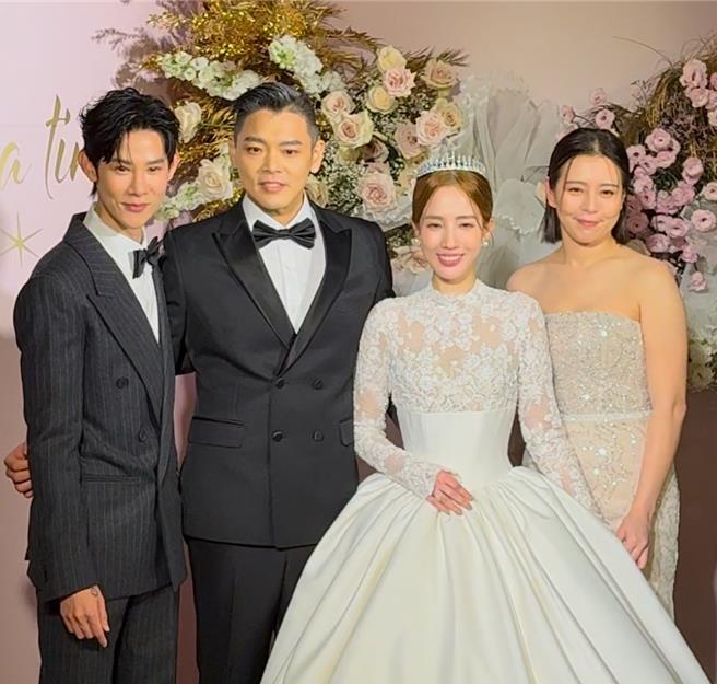 爱雅（右2）与老公Wan补办婚宴，夏和熙（左）担任伴郎和婚宴主持人、刘品言（右）为伴娘。（池宗玲摄）