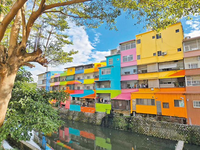 中兴河道水岸再造计画中，东林桥至学前桥段水岸建筑外墙彩绘成了竹东镇新亮点。（图／竹东镇公所提供）


