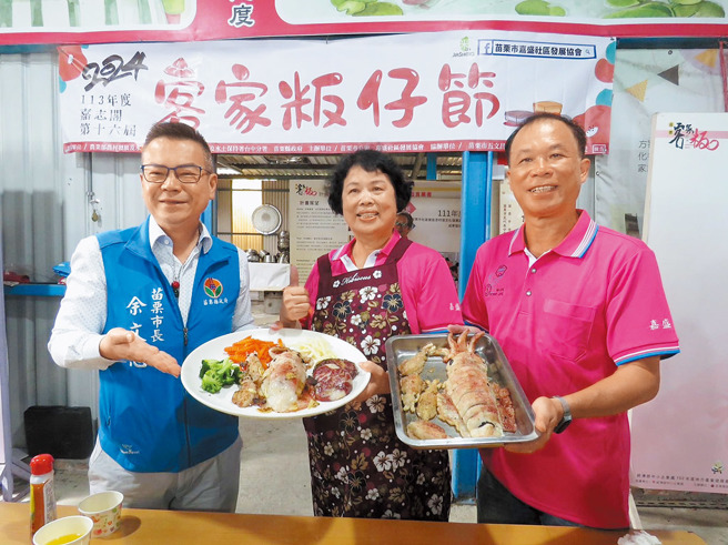 嘉盛社区都会举办客家粄仔节，至今已有十六年，是苗栗市的一大盛事。苗栗市长余文忠（左）看到嘉盛社区独特的创意，持续与社区合作推动粄食相关计画，吸引各年龄层参与。（图／苗栗市公所提供）

