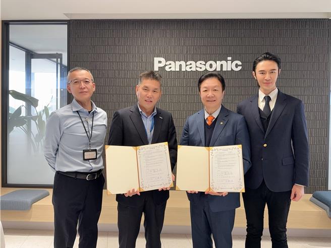 正成集团与台湾Panasonic签约成为战略伙伴，图为台湾松下销售系统解决方案本部营运资深协理顏圣堂（左起）、台湾松下销售系统解决方案本部总经理罗晧桓、正成集团总经理 丘扬祖、正成集团副总经理丘纮豪合照。（正成集团提供）