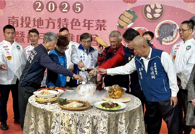 南投县政府、南投县烹饪商业同业公会与10家餐饮业者行销特色年菜，并携手做公益，捐赠年菜给县内的食物银行。（杨静茹摄）