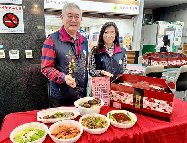 南投县烹饪商业同业公会理事长潘岱儒（左）推广年菜并发起爱心送暖活动，捐赠年菜给县内的食物银行，助弱势家庭温馨过好年。（杨静茹摄）