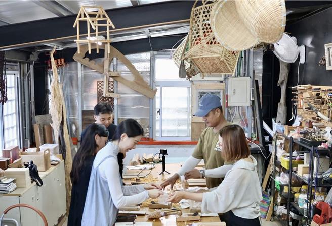 台湾工艺研究发展中心推出「工艺行旅」，邀游客探访工艺师工作室、工艺文创产业，体验传统与创新的魅力。（台湾工艺中心提供／杨静茹南投传真）