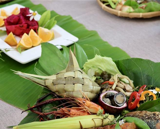 游客参加「工艺行旅」除了欣赏工艺、玩手作，还能品尝在地风味料理，让身心灵获疗癒。（台湾工艺中心提供／杨静茹南投传真）