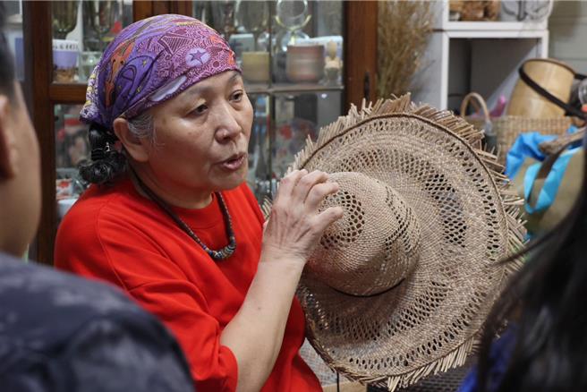 游客跟着工艺师郑梅玉研习草编技艺，透过手作赋予作品独特的生命与韵味。（台湾工艺中心提供／杨静茹南投传真）