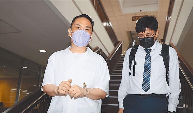 台北市议员陈重文（左）台智光案，台北地院27日宣判，处陈有期徒刑8年6月。社会局说，目前该案正整理准备招标文件，预计明年1月上网公告。（本报资料照片）