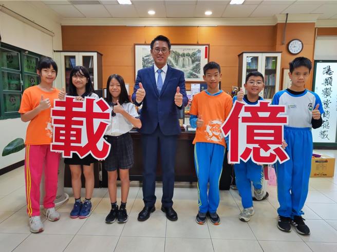 亿载国小6名六年级学生参加113年国小数学竞赛，荣获2金1银1铜2佳作，校长林志政（中）开心与获奖学生合影。（亿载国小提供／曹婷婷台南传真）