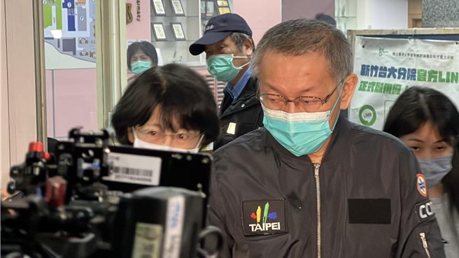 民眾党主席柯文哲下午到新竹台大分院新竹医院探望住院中的柯爸爸柯承发，约莫待了1个小时半后离开。（王惠慧摄）